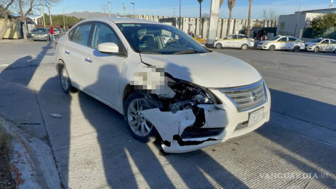 $!El Nissan Sentra quedó con daños visibles tras el choque con el taxi.