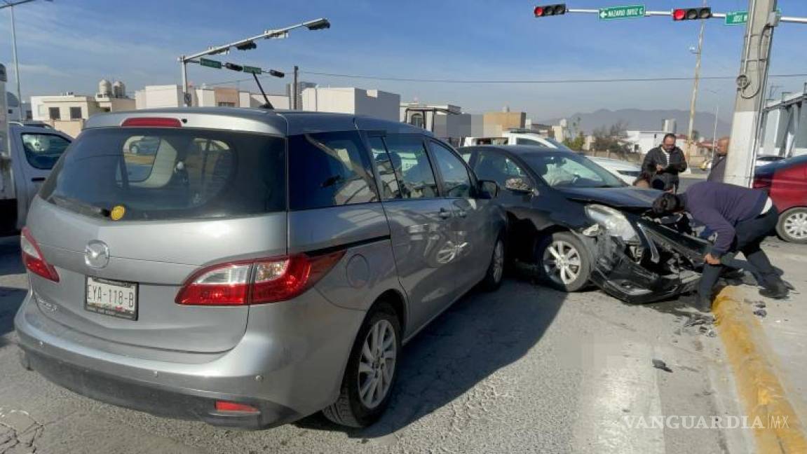 $!El conductor del Nissan Versa no respetó las señales y ocasionó un accidente sin consecuencias graves.