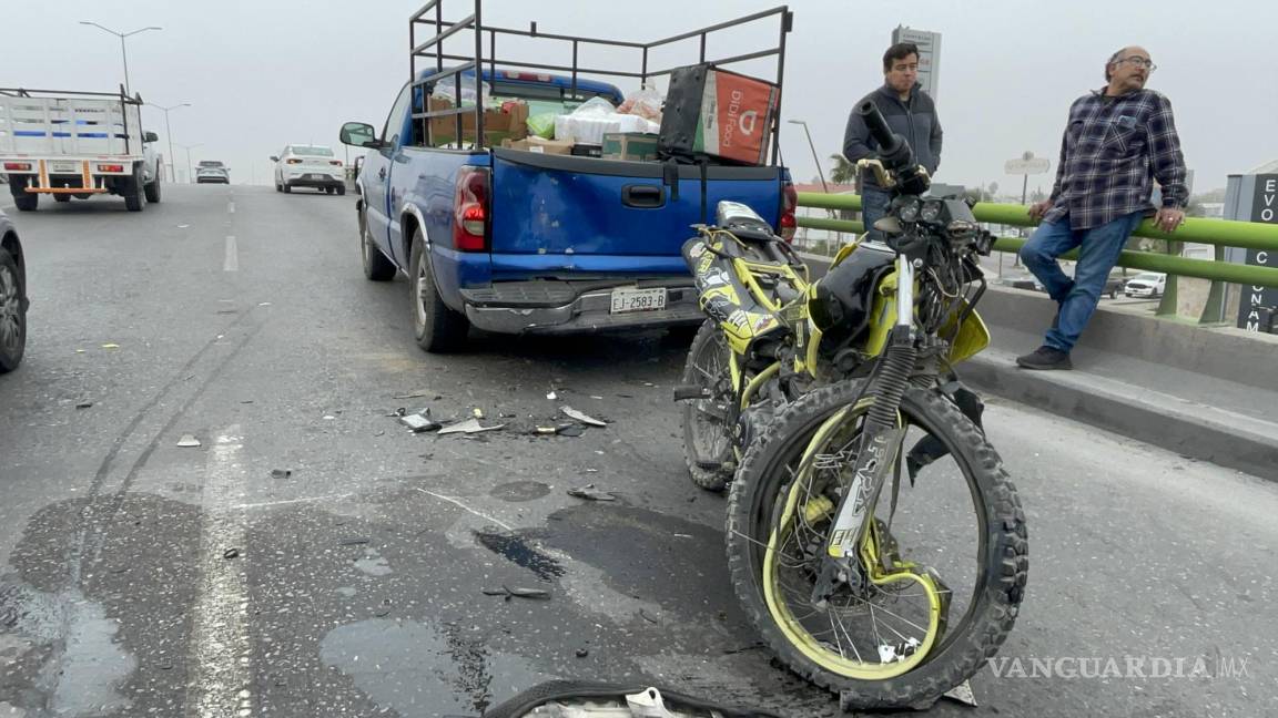 Saltillo: motociclista choca y termina dentro de la caja de una camioneta; resulta herido