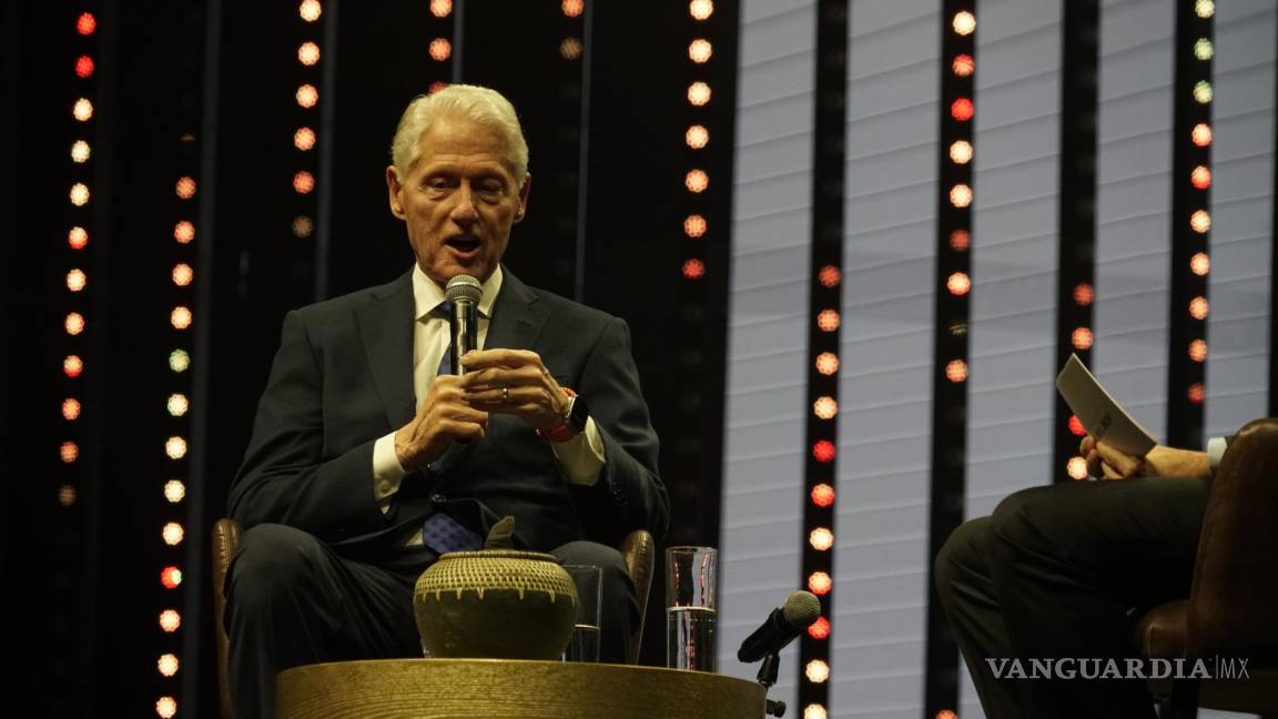 Bill Clinton, expresidente percusor de la tecnología en EU, inspira a jóvenes mexicanos por cambios incluyentes para el futuro