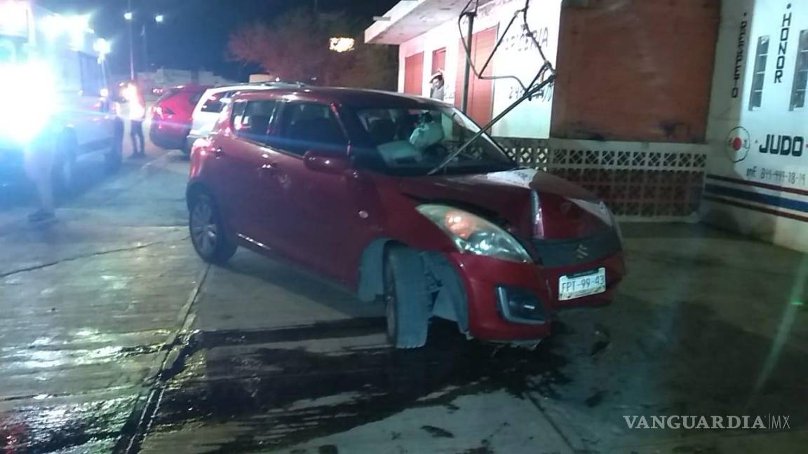 Joven saltillense ‘Salta’ con su auto en bulevar Felipe J. Mery