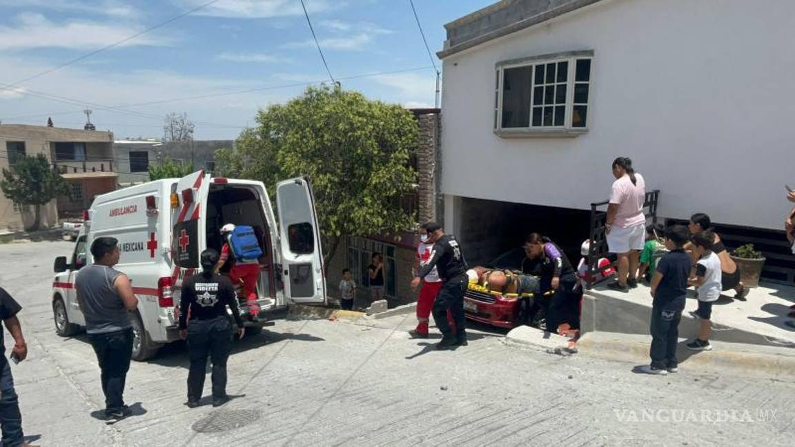 $!El presunto agresor fue trasladado a una ambulancia después de recibir golpes por los familiares de la víctima.