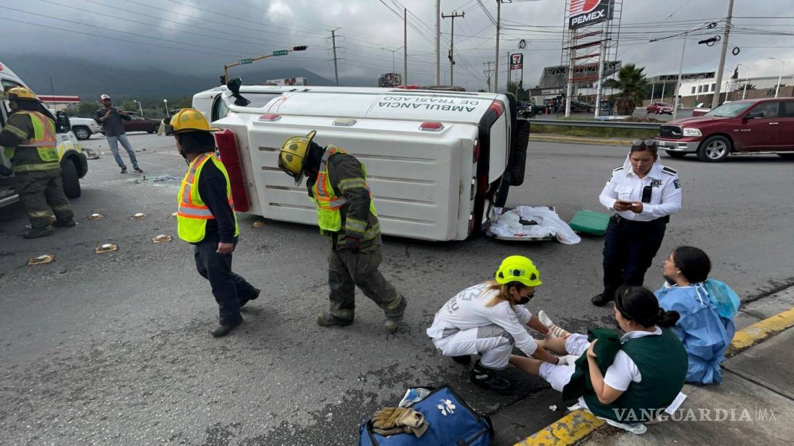 Mujer embarazada sufre accidente en ambulancia; vuelca en pleno traslado a Saltillo