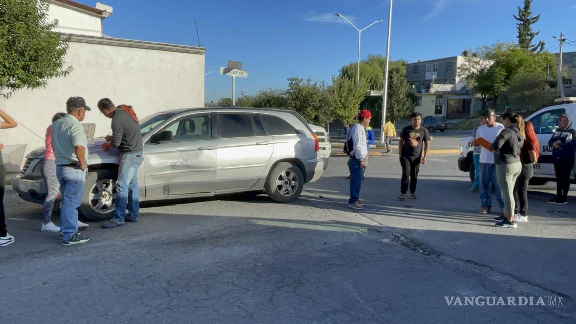 Ninguno hace alto y chocan, al sur de Saltillo; no hubo lesionados de gravedad