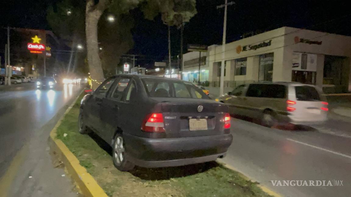 Joven en estado de ebriedad sube al camellón y se estrella contra árbol al norte de Saltillo