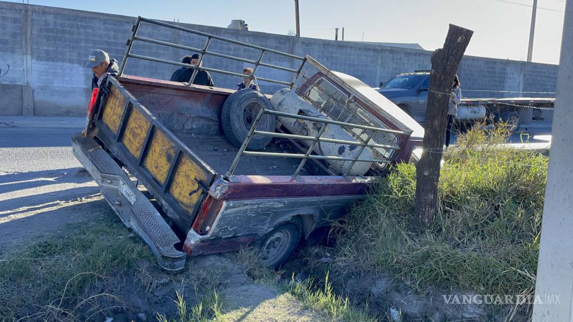 Saltillo: sol lo encandila y lo manda con todo y camioneta directo al drenaje pluvial