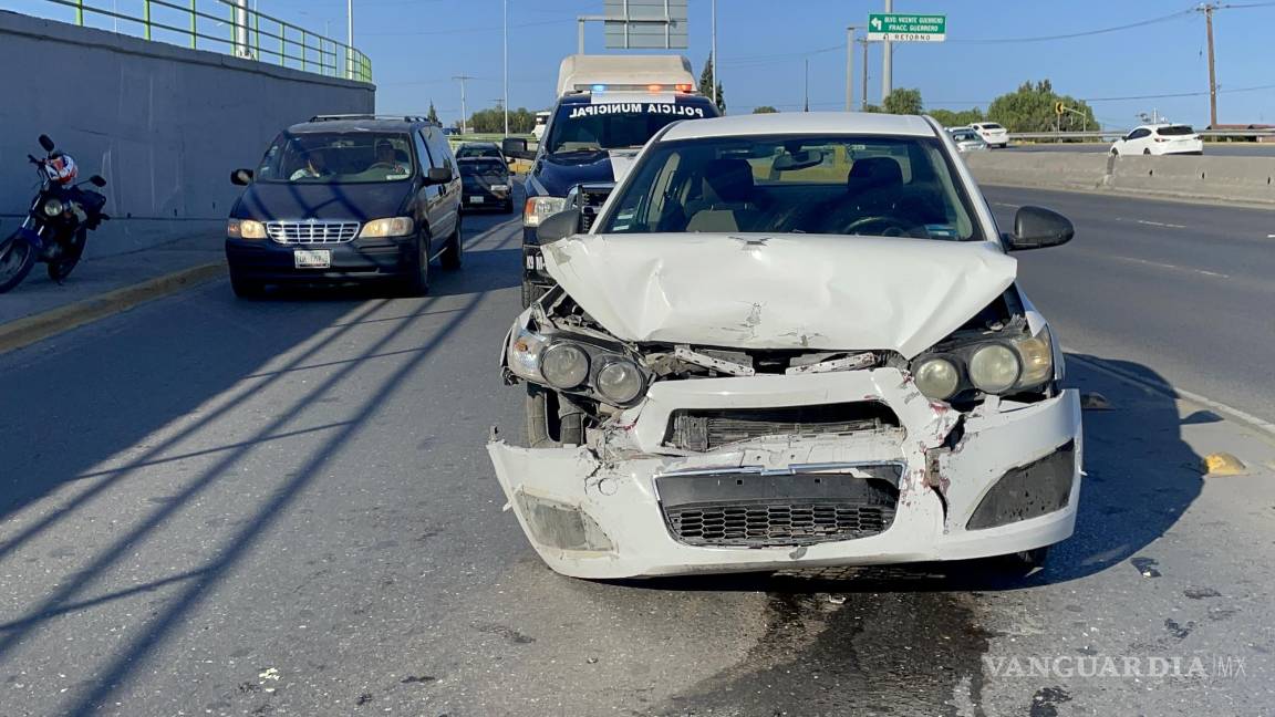 Distraída conductora choca por alcance a otra automovilista, al sur de Saltillo