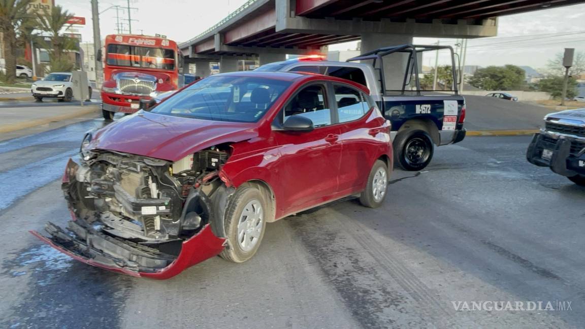 Se cruza con semáforo en rojo y colisiona contra auto en Saltillo; dos resultan lesionados