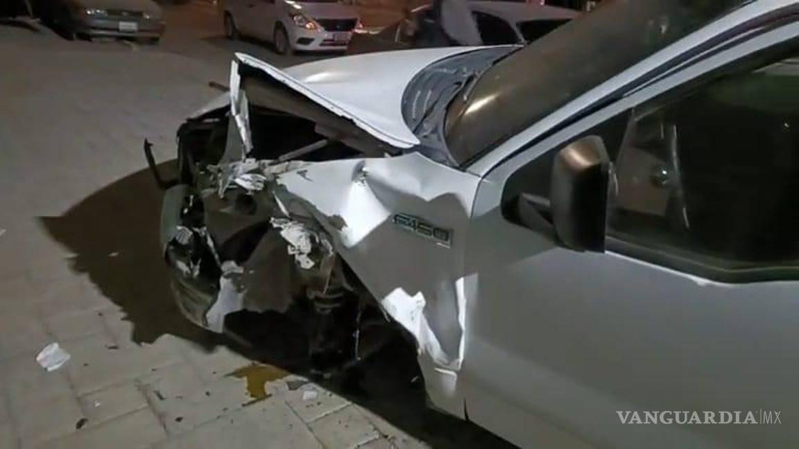 $!La alta velocidad del vehículo causante dejó a cuatro menores heridos en un accidente en la calle Mina.