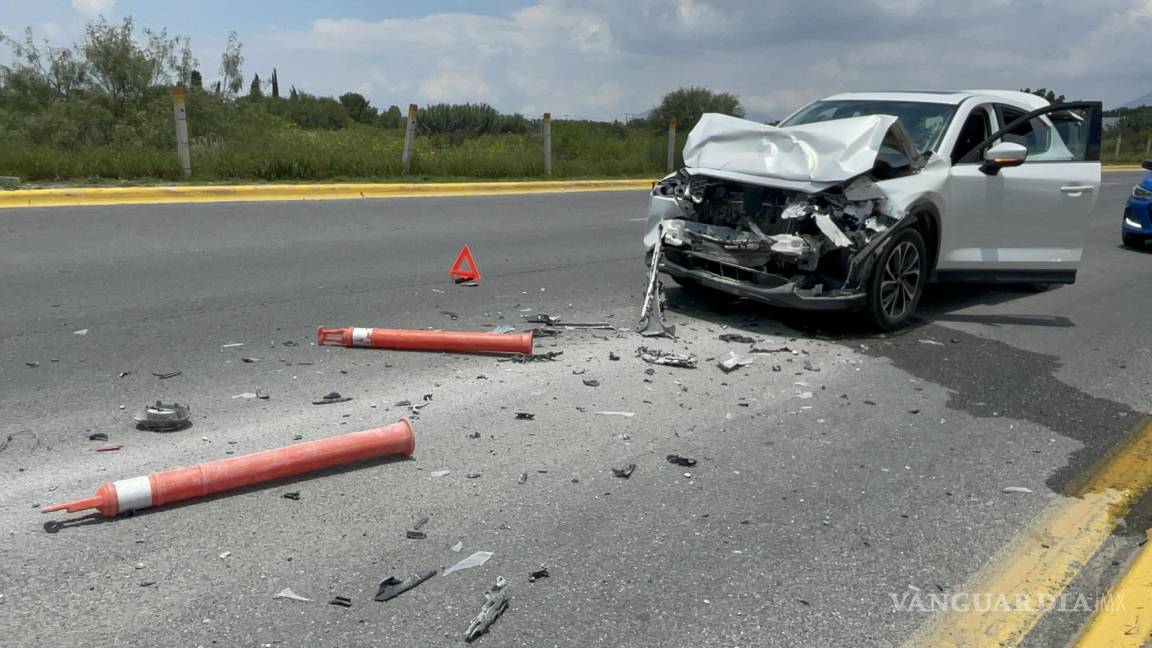 Conductor a exceso de velocidad colisiona contra camioneta del Municipio de Saltillo; dos trabajadores resultan heridos