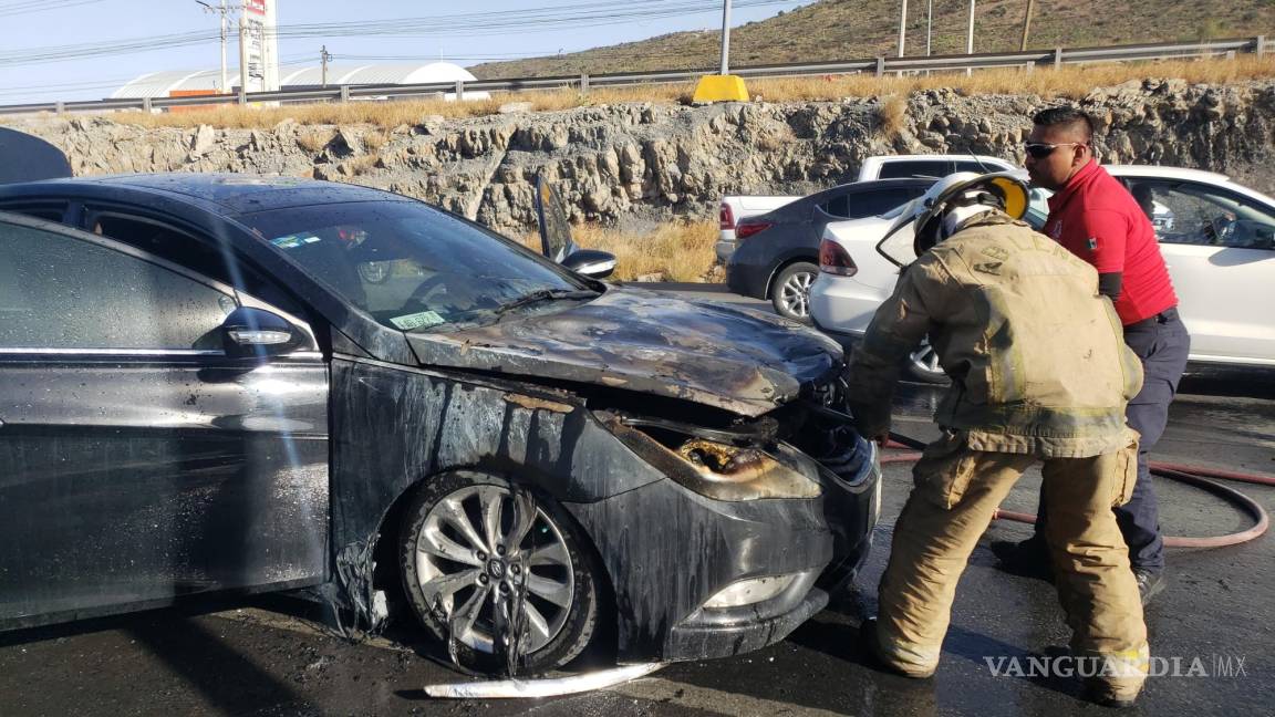 Se le quema el auto en carretera de Saltillo