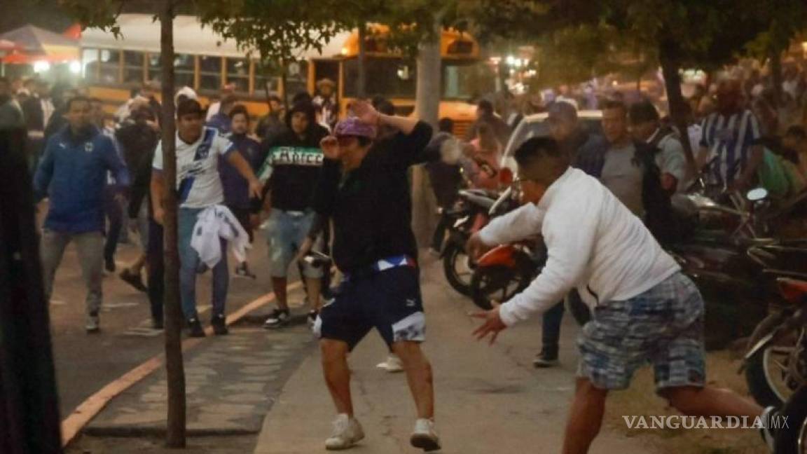 Violencia en el Comunicaciones vs Rayados deja heridos de gravedad; Concacaf y Monterrey condenan riña