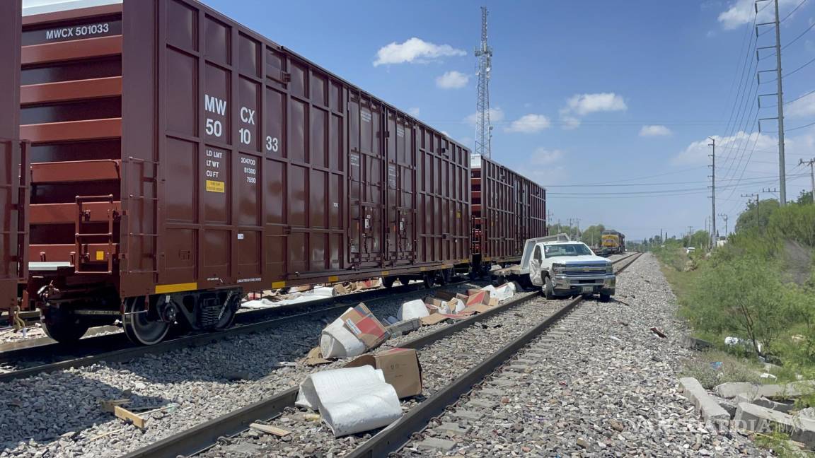 Ramos Arizpe: imprudente conductor se le atraviesa al tren y es arrastrado por la pesada mole