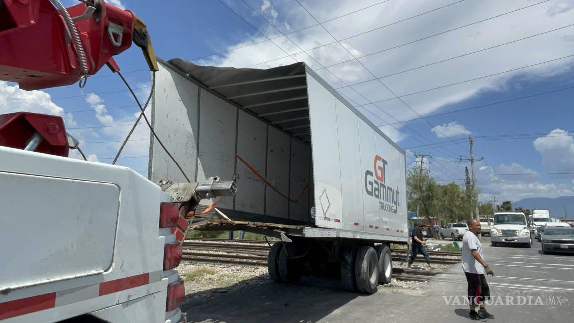 Parte tren en dos a tráiler cargado de acero, en Ramos Arizpe