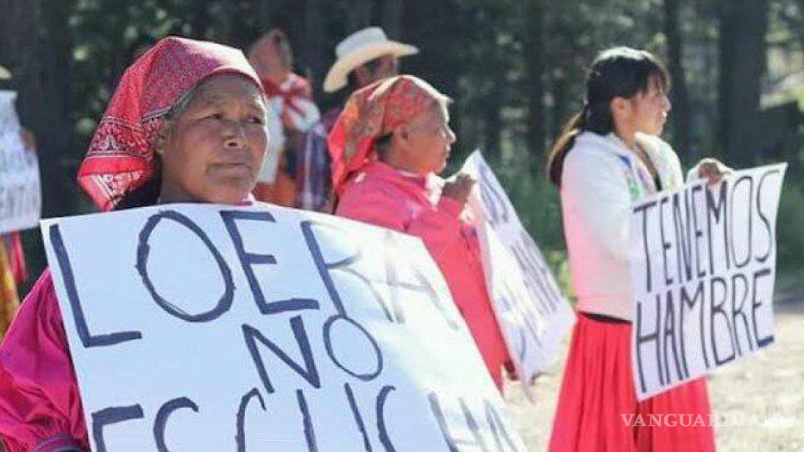 $!Protesta silenciosa de los tarahumaras contra el delegado de Bienestar, Juan Carlos Loera de la Rosa.