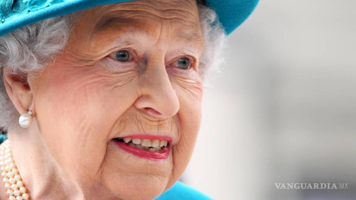 $!Después de haberse contagiado de COVID-19 la reina Isabel II quedó exhausta, según narró ella misma describió en una conversación con personal sanitario.