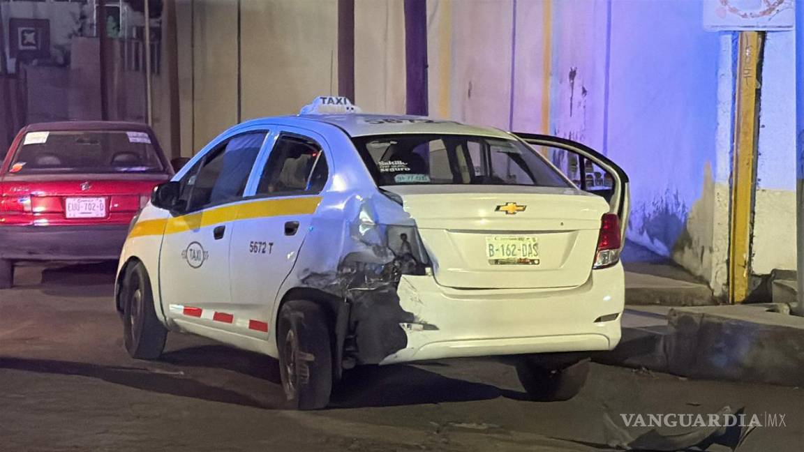 $!El taxi fue uno de los vehículos más afectados tras el impacto.