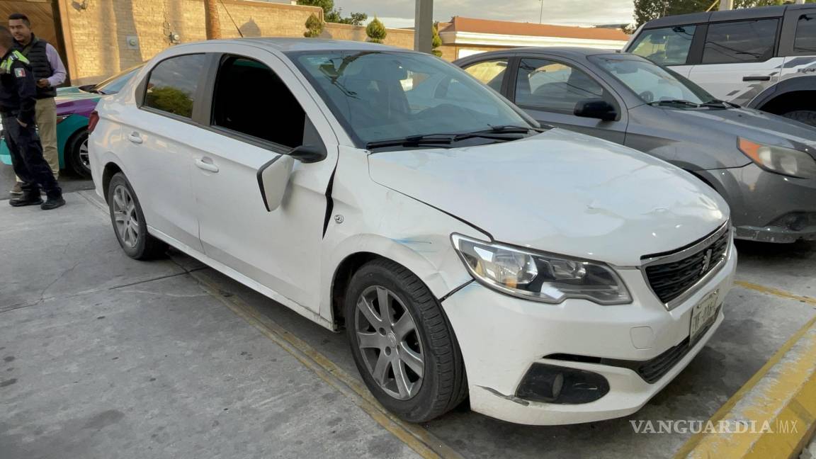 Embiste a motociclista al no verlo; lo trasladan a un hospital de Saltillo