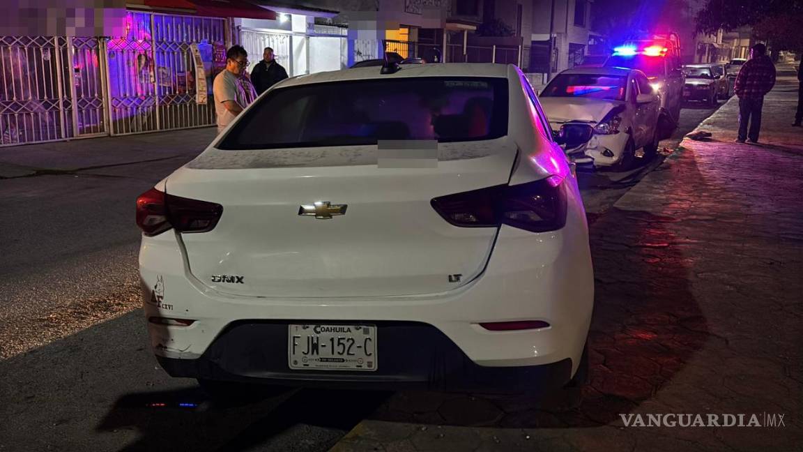 $!Dos vehículos estacionados resultaron dañados tras el impacto de un automóvil que huyó del lugar.