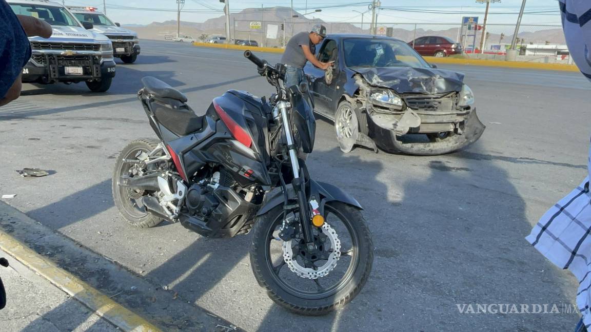 Se le olvida frenar e impacta a motociclista al sur de Saltillo