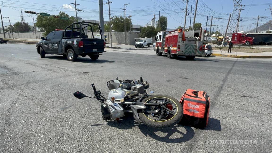 Saltillo: repartidor queda en medio de la vía y cae nervioso al pavimento; camioneta lo abandera