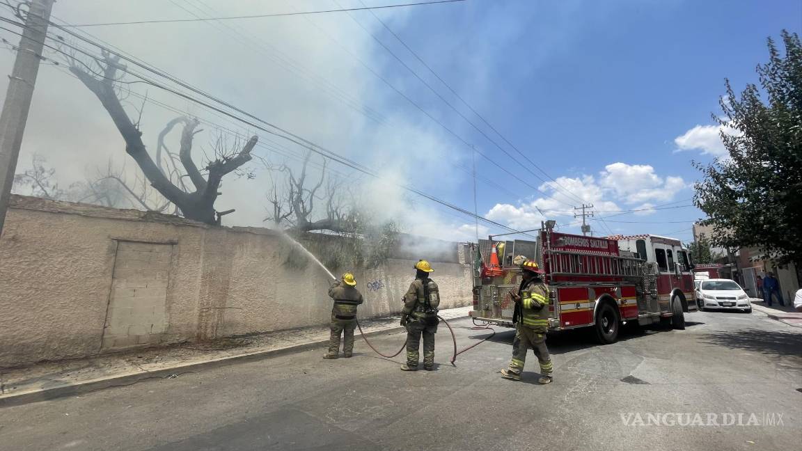 ¡Otro incendio! Reportan tercer siniestro del día en Saltillo; arde predio abandonado
