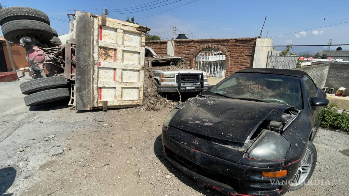 Trata de no estrellarse contra casa, sufre impactante volcadura y choca a camioneta al sur de Saltillo (video)