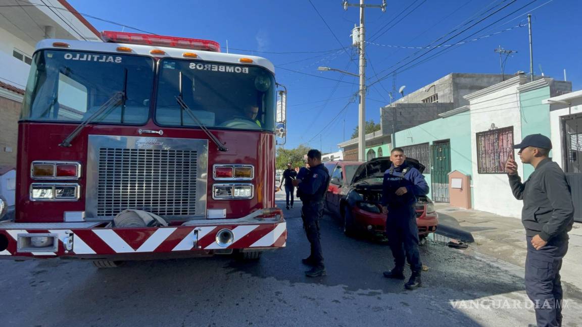 Se salva de morir en tragedia: llega a su casa y camioneta se le incendia en Saltillo