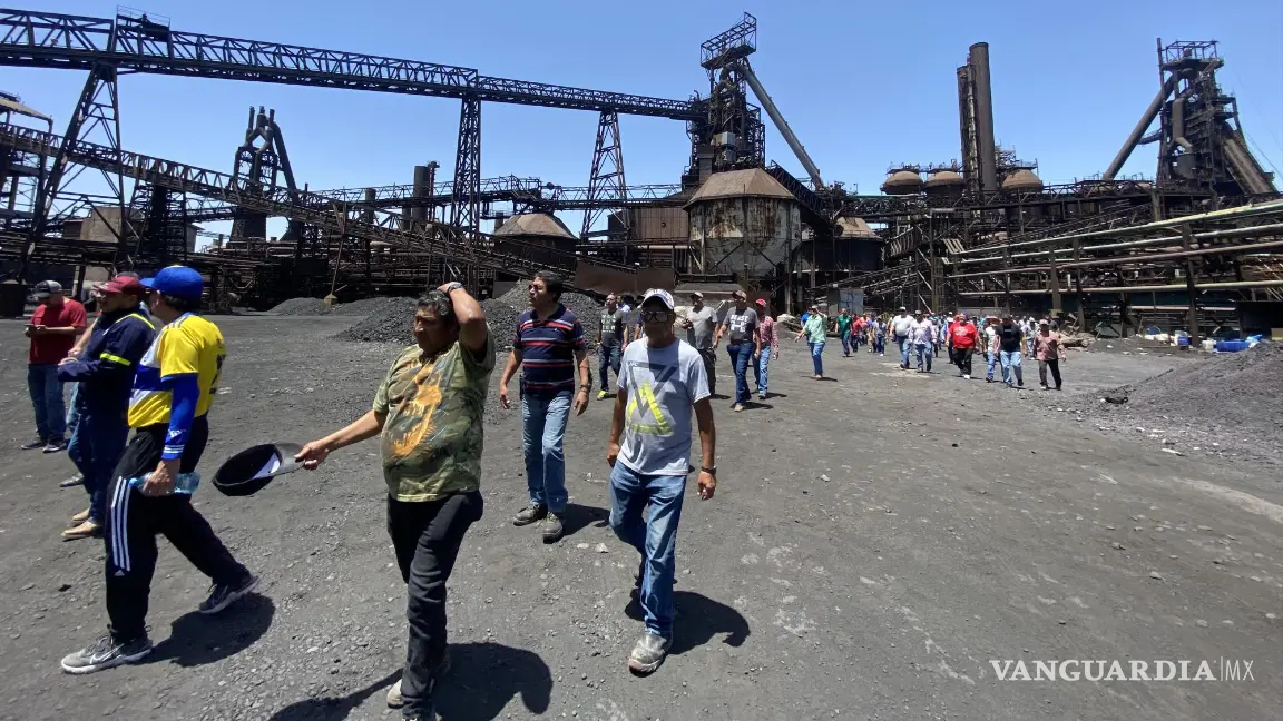 Rechazan obreros subasta de AHMSA; bloquean accesos y exigen pagos pendientes