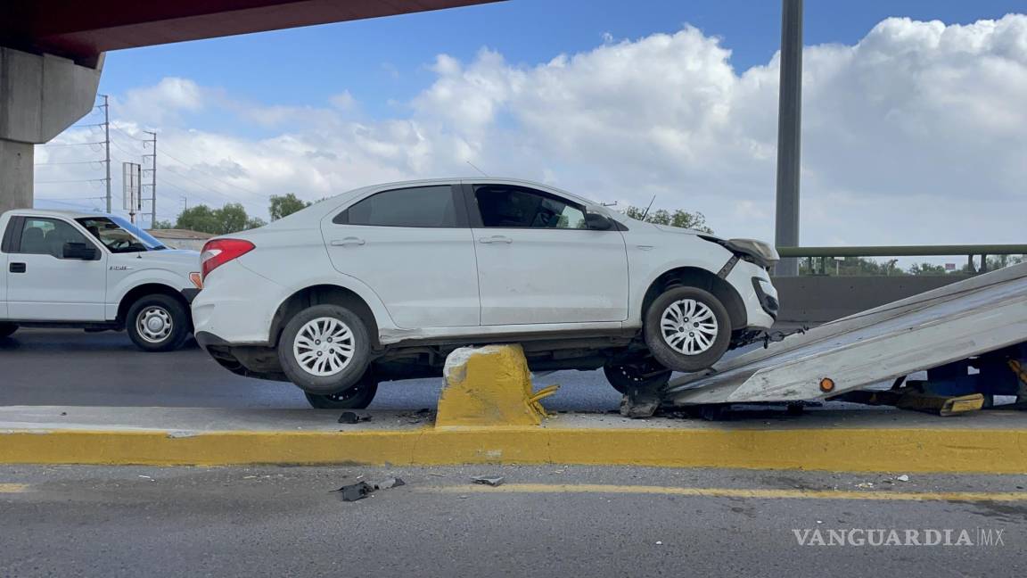 Pierde el control y termina sobre la base de un poste en Saltillo; conductor afirma que le cerraron el paso