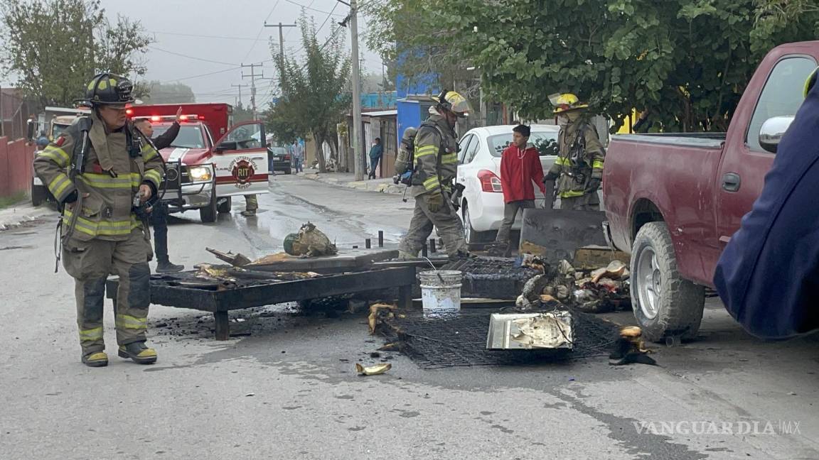 Presunto corto circuito incendia domicilio en Saltillo; familia pierde muebles en el siniestro