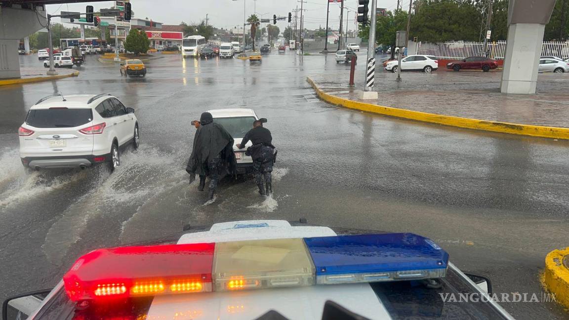 Corporaciones policiacas de Saltillo auxilian a ciudadanos afectados por lluvias e inundaciones