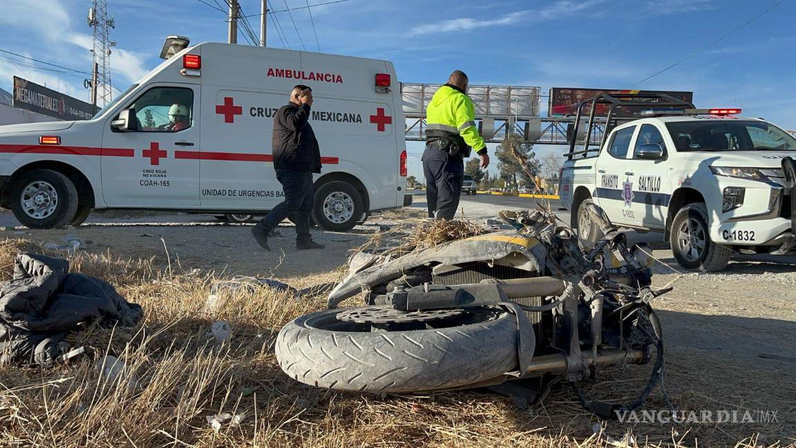 Se sale del camino joven motociclista y termina grave tras volcarse al sur de Saltillo