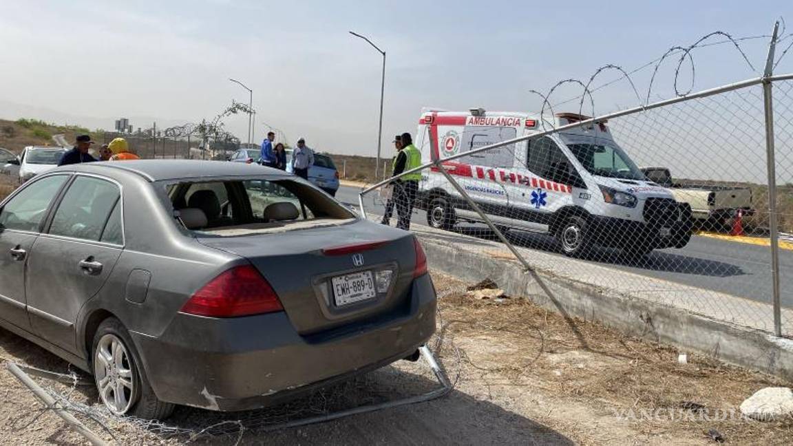 $!El accidente ocurrió cuando la conductora tomó una curva a alta velocidad y perdió el control, saliendo del camino.