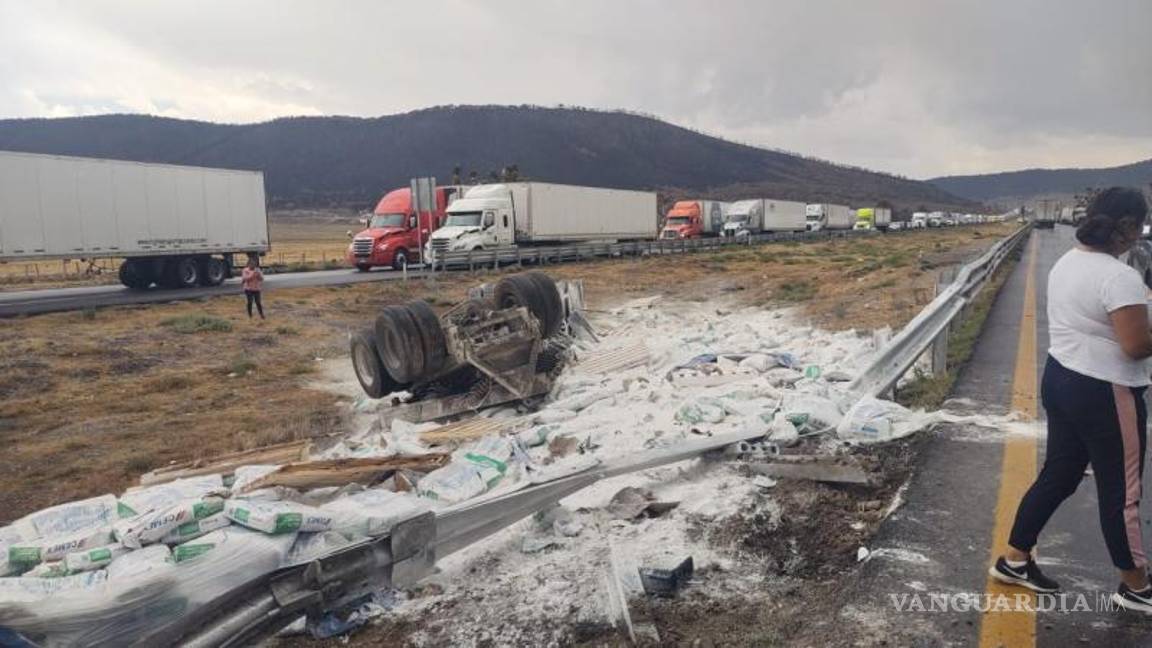 $!El choque múltiple generó un importante caos vial en plena carretera 57, con largas filas de vehículos detenidos en ambos sentidos.