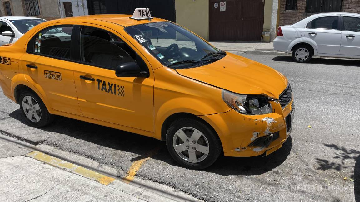 Saltillo: Taxista derriba a pareja que viajaba en motocicleta