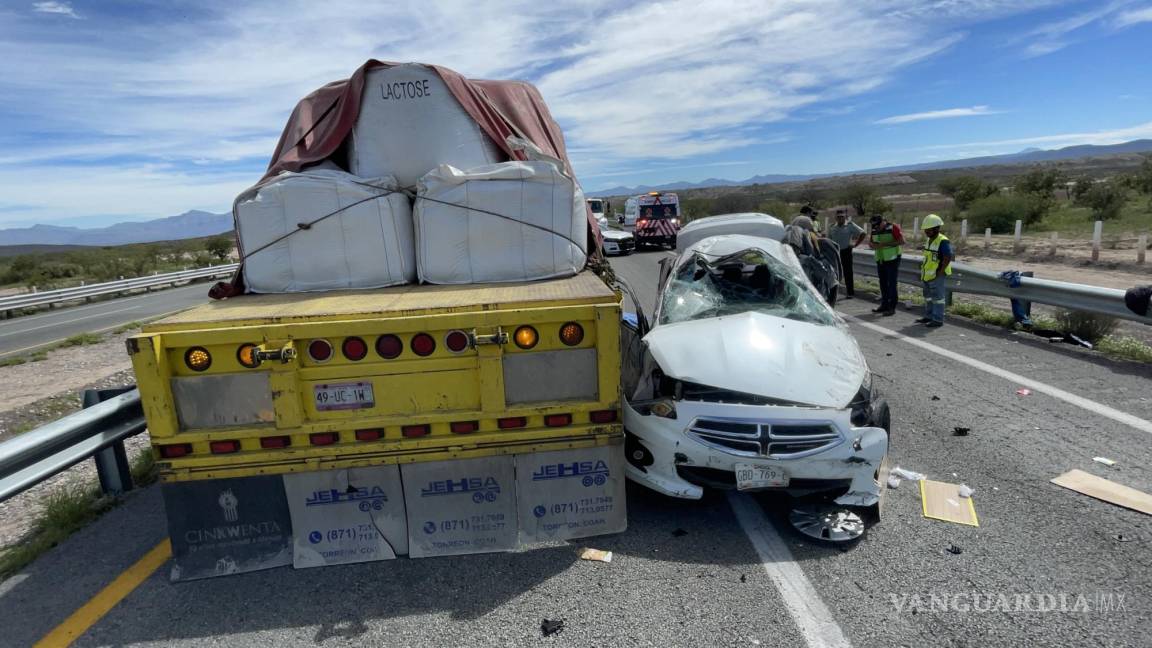 Trágico accidente deja sin vida a mujer en carretera Torreón-Saltillo; matrimonio pierde el control e impacta a tráiler