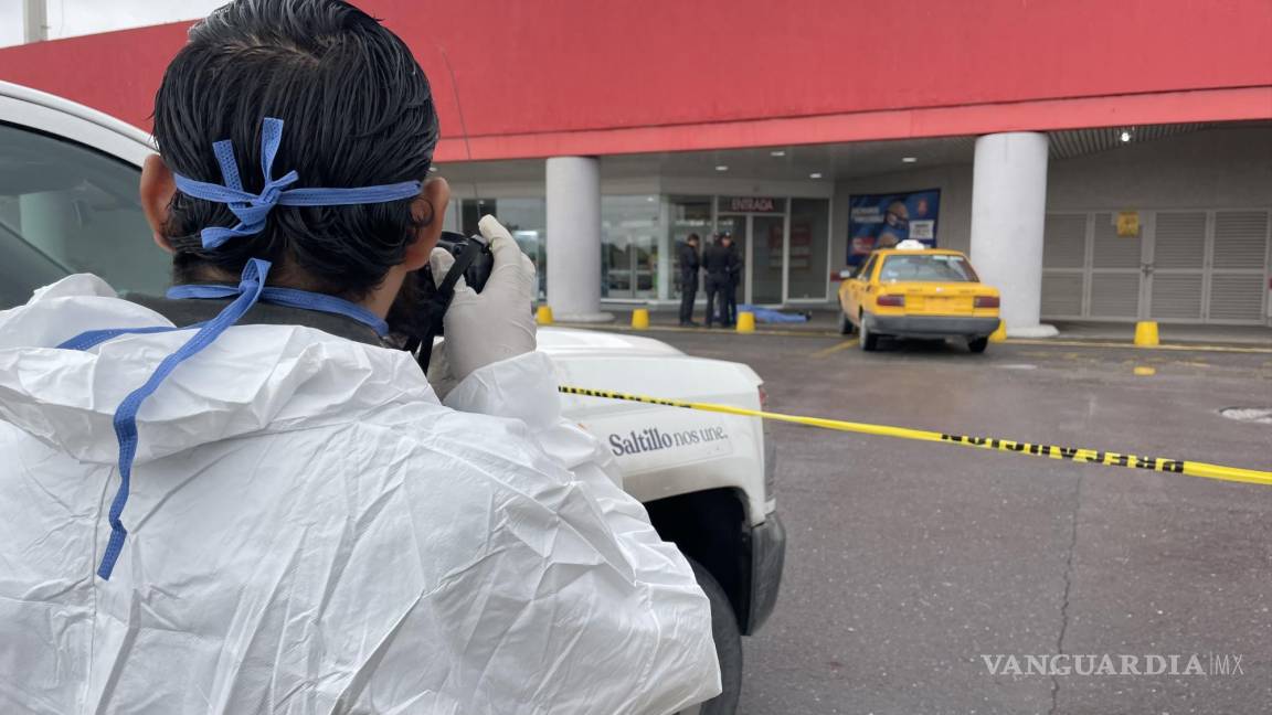 Taxista siente malestar mientras conduce y fallece frente a supermercado de Saltillo; sospechan de infarto