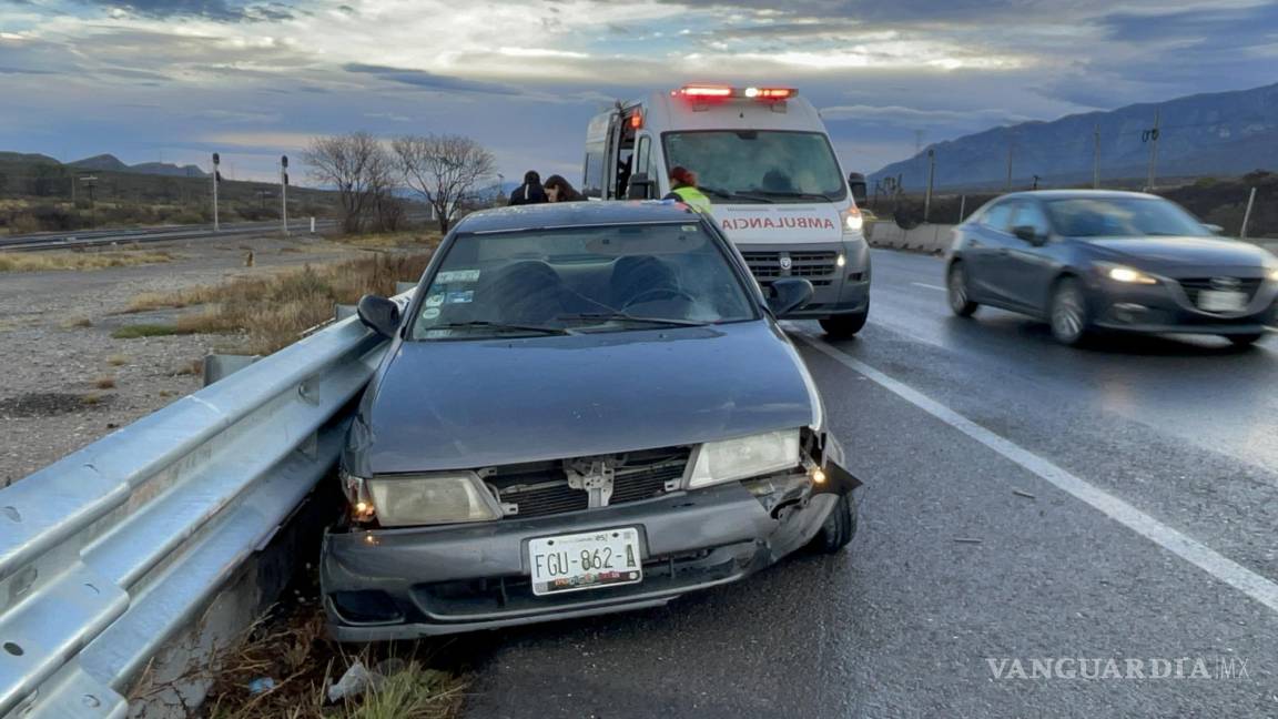 Pavimento mojado y exceso de velocidad originan choque contra muro de contención en carretera a Zacatecas