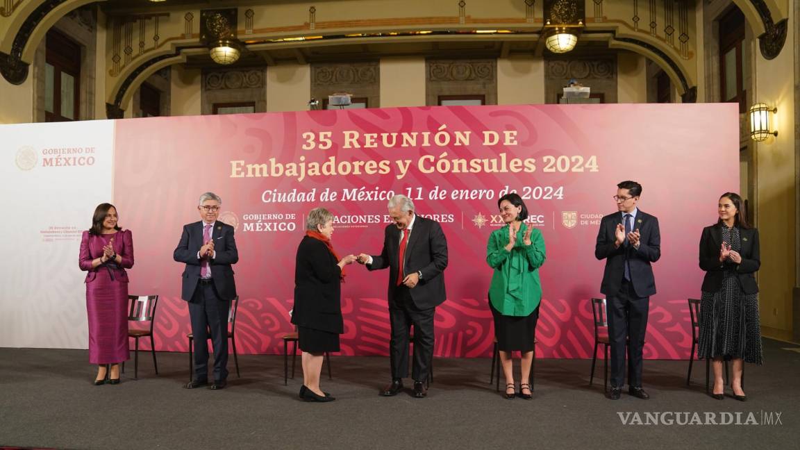 AMLO se reúne en Palacio Nacional con embajadores y cónsules; pide destacar logros de México