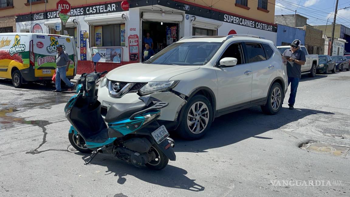 Tumba camioneta a mujer motociclista en crucero de Saltillo