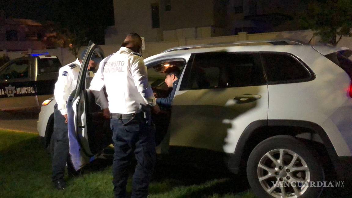 Detienen a ebrio al norte de Saltillo; se quedó dormido al volante