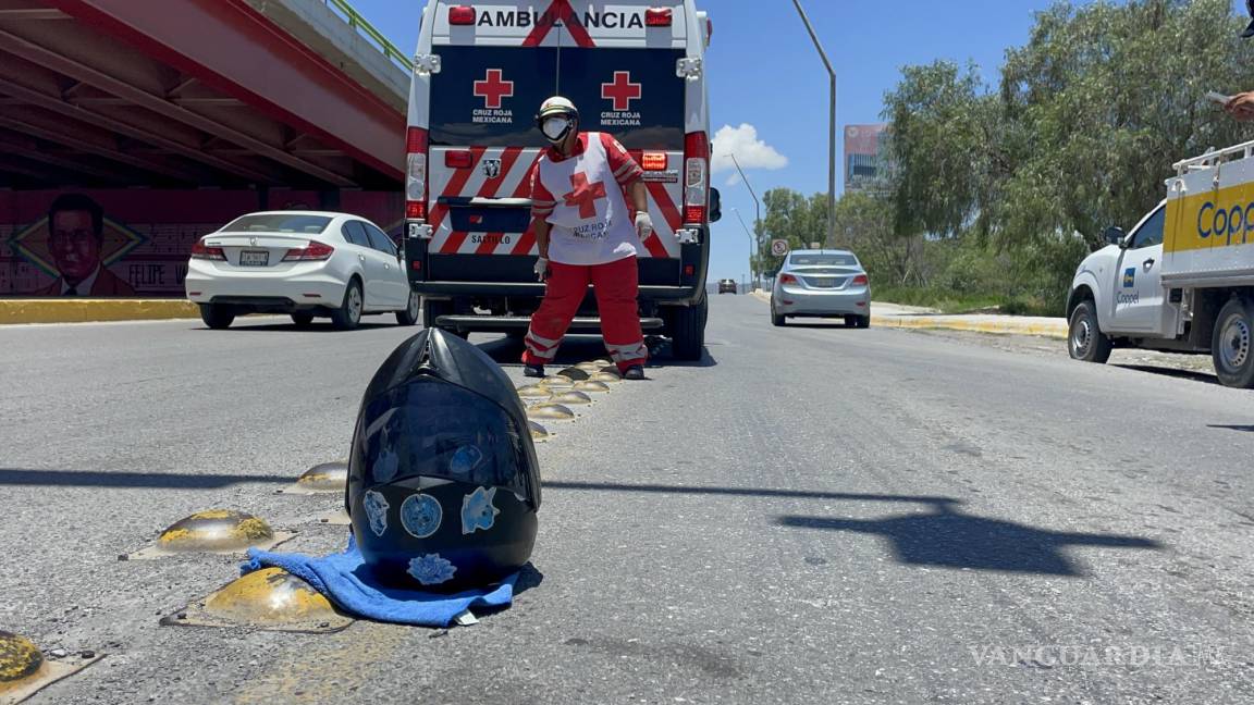 Se pasa el semáforo y motociclista se estampa contra su camión en Saltillo