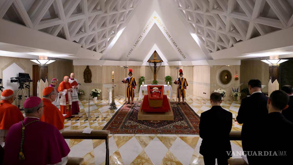 $!Primeras imágenes del papa Francisco en su féretro; será trasladado el miércoles a la Basílica de San Pedro
