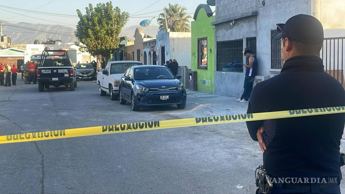 $!Vecinos y autoridades observan los daños en el domicilio tras la explosión que ocasionó la muerte de un menor de cinco años.