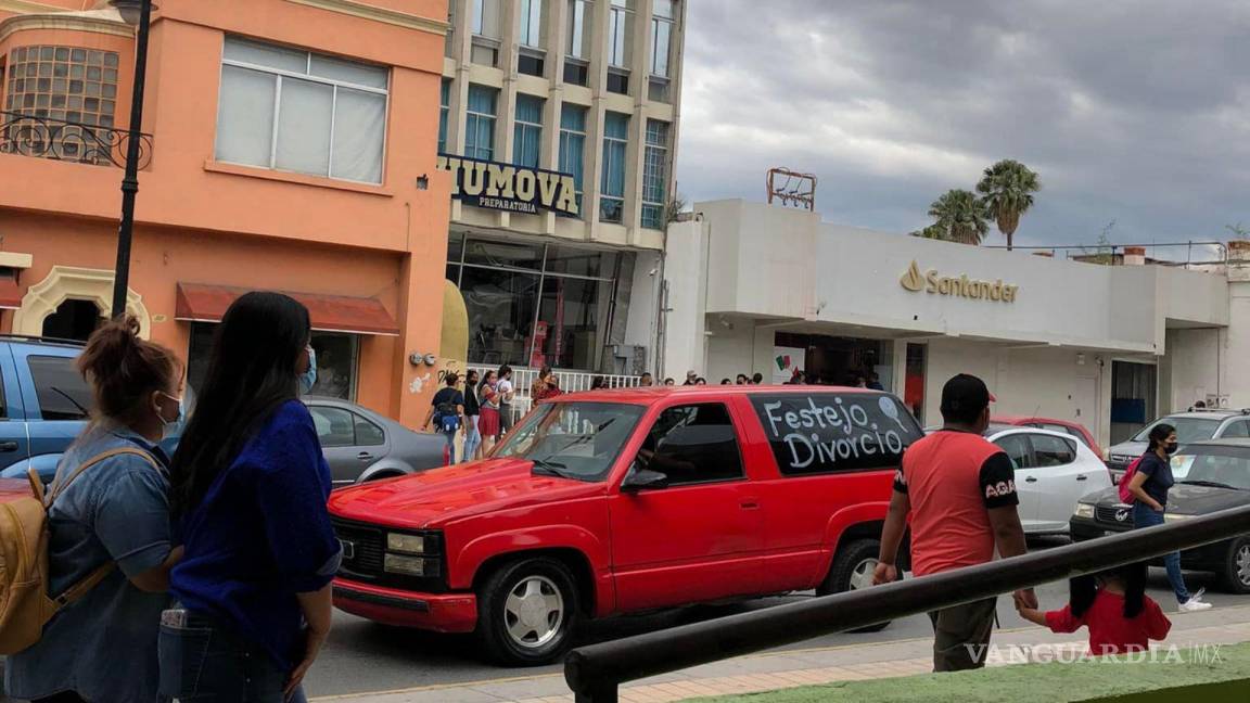 ‘Festejo divorcio’; captan mensaje en vidrio de camioneta en Saltillo