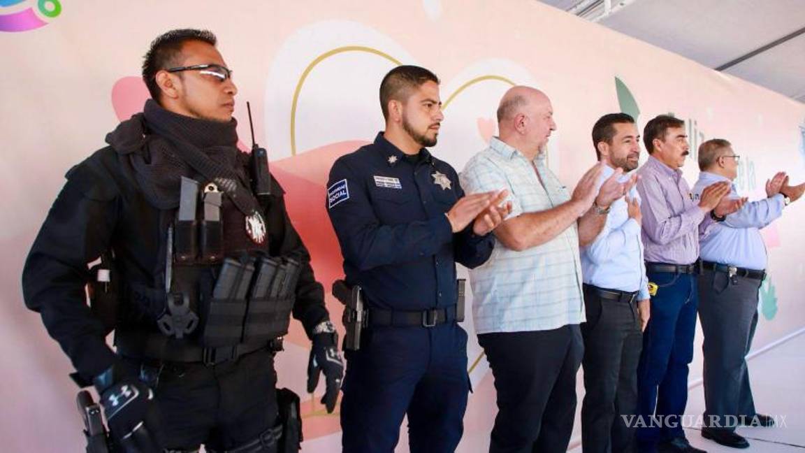 $!El Comisario Alfredo Flores Originales durante su mensaje de reconocimiento a las madres policías.