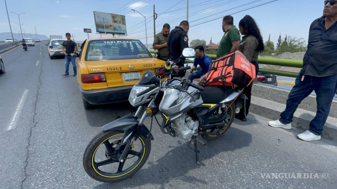 Repartidor no ve a taxi descompuesto y se estrella contra él en Saltillo; resulta herido