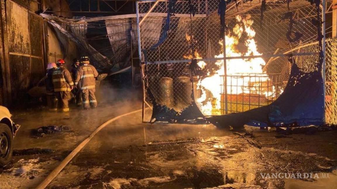 Arde fábrica de solventes en Tlalnepantla; bomberos logran sofocar el fuego (video)
