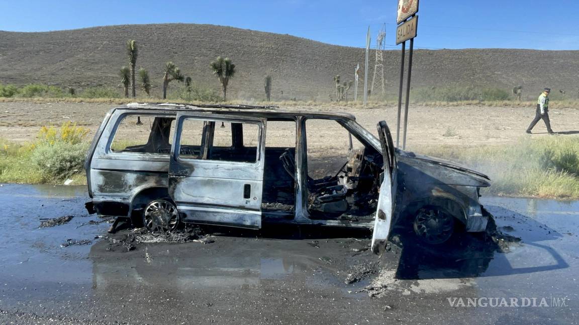 No llegan a su destino; incendio consume vehículo de familia en la carretera a Torreón